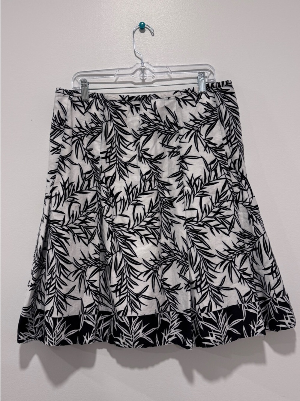 Jones Wear Black & White Leaf-Print Midi Skirt